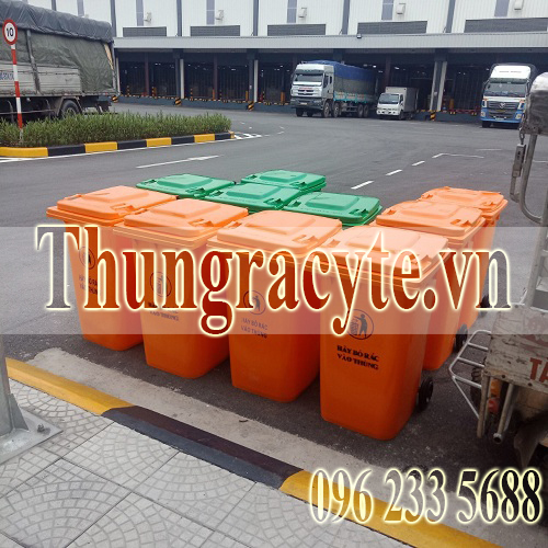 Thùng rác nhựa có nhiều màu sắc và dung tích khác nhau dùng để phân loại rác