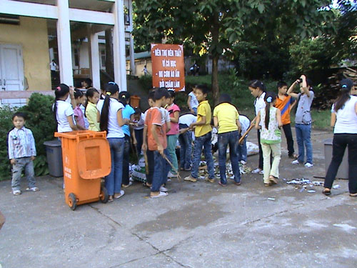 Các em học sinh với chiếc thùng rác công cộng 240 lít